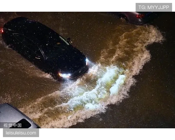 大雨滂沱，皮球积水严重，裁判多次暂停比赛清理积水